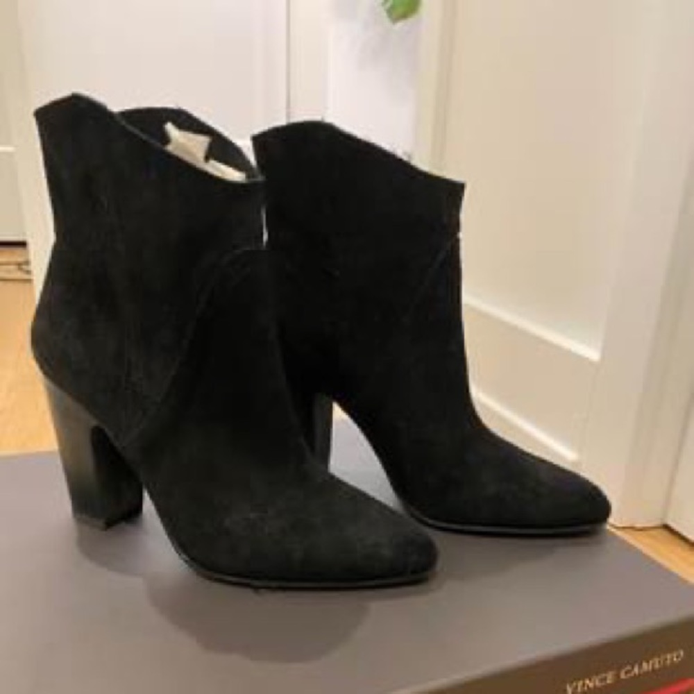 VINCE CAMUTO BOOTIES